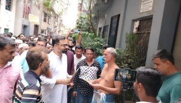 ডেঙ্গু প্রতিরোধে বাড়িতে বাড়িতে লিফলেট বিতরণ করছেন আমিনুল হক