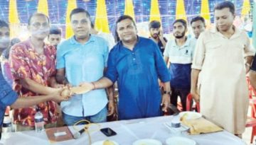 বাগেরহাটে পূজামণ্ডপে আর্থিক সহায়তা প্রদান