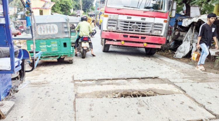 খানাখন্দে ভরা সোনারগাঁয়ের উপজেলা সড়ক