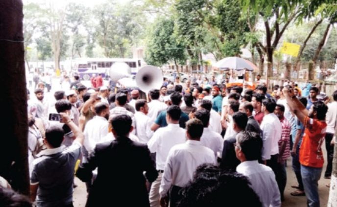 মুন্সীগঞ্জে বৈষম্যবিরোধী শিক্ষার্থীদের আদালত প্রাঙ্গনে বিক্ষোভ
