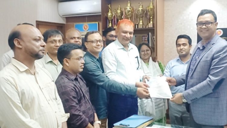 ভূমি কর্মকর্তাদের অধিকতর সেবা নিশ্চিত করতে হবে: নওগাঁ জেলা প্রশাসক