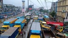 দীর্ঘ যানজটে ঢাকা-চট্টগ্রাম মহাসড়কে যাত্রী দুর্ভোগ চরমে