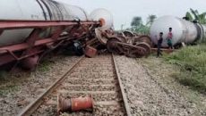 লাইনচ্যুত বগি উদ্ধার, ১১ ঘণ্টা পর খুলনার সঙ্গে ট্রেন চলাচল স্বাভাবিক