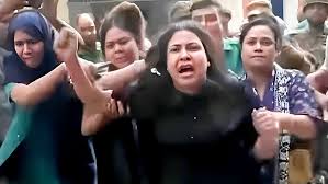 পরীক্ষার সময় ছাত্রলীগ নেত্রীকে ধরে পুলিশে দিলেন শিক্ষার্থীরা
