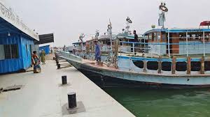 বৈরী আবহাওয়ায় ছয় রুটে নৌ চলাচল বন্ধ