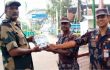 দুর্গাপূজা উপলক্ষে বিএসএফকে মিষ্টি উপহার দিলো বিজিবি