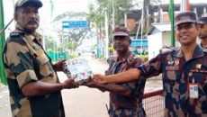 দুর্গাপূজা উপলক্ষে বিএসএফকে মিষ্টি উপহার দিলো বিজিবি