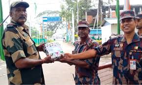 দুর্গাপূজা উপলক্ষে বিএসএফকে মিষ্টি উপহার দিলো বিজিবি