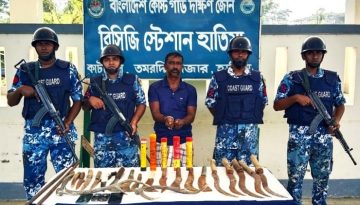 হাতিয়ায় রকেট ফ্লেয়ার ও অস্ত্রসহ ডাকাত প্রধান আটক