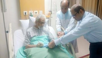 হাসপাতাল থেকে দাপ্তরিক কাজ করছেন উপদেষ্টা