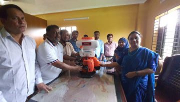 মুন্সীগঞ্জ পৌরসভাকে জেলা বিএনপির মশার মেশিন বিতরণ