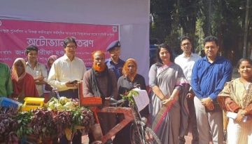 বাসাইলে ভিক্ষুকদের মাঝে ব্যাটারিচালিত অটোভ্যান বিতরণ