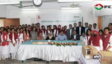 প্রযুক্তির অগ্রযাত্রায় নারীর পাশে আইএফআইসি ব্যাংক : খুলনায় কম্পউিটার ও শিক্ষাসামগ্রী বিতরণ