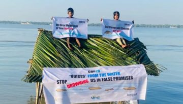 সমুদ্রপৃষ্ঠের উচ্চতা সংকট মোকাবিলায় মোংলায় অভিনব প্রতিবাদ