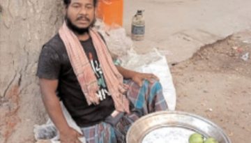 পেয়ারা বিক্রি করে চলে প্রতিবন্ধী মিন্টুর সংসার