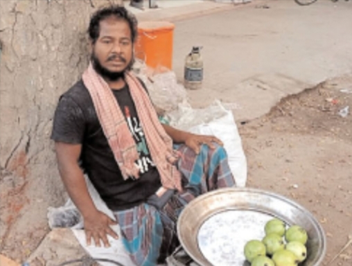 পেয়ারা বিক্রি করে চলে প্রতিবন্ধী মিন্টুর সংসার