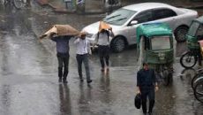 শীতের সন্ধ্যায় রাজধানীতে গুঁড়ি গুঁড়ি বৃষ্টি