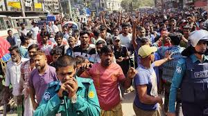 রাজধানীতে ব্যাটারিচালিত রিকশাচালকদের অবরোধে তীব্র যানজট