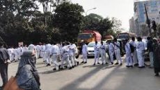 সড়ক আটকে রেসিডেন্সিয়াল কলেজের শিক্ষার্থীদের বিক্ষোভ