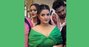 শোরুম উদ্বোধন করতে গিয়ে বিব্রতকর পরিস্থিতি