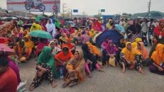 বকেয়া বেতন দাবিতে আবারও মহাসড়ক অবরোধ করলো শ্রমিকরা