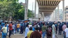 প্রেসক্লাবের সামনে অটোরিকশা চালকদের অবস্থান