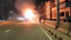 মধ্যরাতে হানিফ ফ্লাইওভারে চলন্ত ট্রাকে আগুন