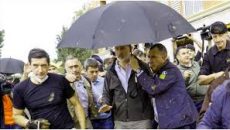 স্পেনের রাজা ফিলিপের মুখে কাদা ছুড়ল ক্ষুব্ধ জনতা