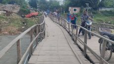 জীবনের ঝুঁকি নিয়ে কাঠের বিকল্প সেতু দিয়ে পারাপার