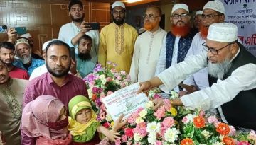 শহীদ পরিবারের সদস্যদের মাঝে চাঁদপুর জেলা জামায়াতের আর্থিক সহায়তা