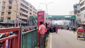 গাজীপুরে মহাসড়ক অবরোধ করে পোশাকশ্রমিকদের বিক্ষোভ