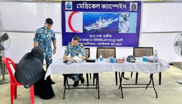 সেন্টমার্টিনে বিনামূল্যে চিকিৎসা ও ওষুধ বিতরণ করেছে কোস্ট গার্ড