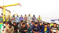 মেঘনায় অবৈধভাবে বালু উত্তোলন, আটক ২৮