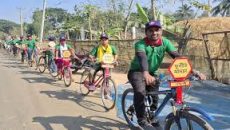 নালিতাবাড়ীতে সাইকেল চালিয়ে তরুণদের দুর্নীতিবিরোধী প্রচারণা