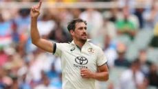 স্টার্কের ক্যারিয়ার-সেরা বোলিং