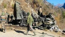 জম্মু-কাশ্মীরে ৩শ’ ফুট গভীর খাদে সেনাবাহিনীর ট্রাক, নিহত ৫