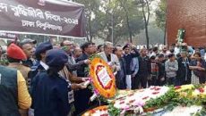 শহীদ বুদ্ধিজীবী কবরস্থানে শ্রদ্ধা জানাতে জনতার ঢল