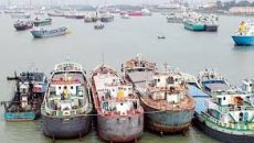 সারাদেশে পণ্যবাহী নৌযান শ্রমিকদের লাগাতার কর্মবিরতি চলছে