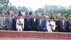 জাতীয় স্মৃতিসৌধে প্রধান বিচারপতি ড. সৈয়দ রেফাত আহমেদের শ্রদ্ধা