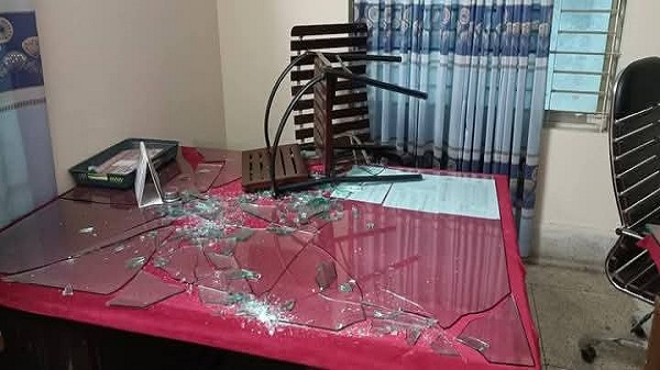 রাজশাহী স্টেশনে ভাঙচুর, ক্ষুব্ধ যাত্রীরা