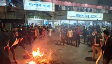 জবি প্রক্টরের গাড়িতে হামলা, তাঁতিবাজার মোড় ব্লক