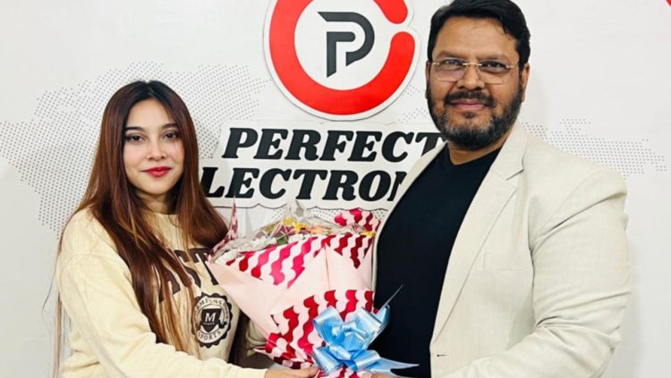 পারফেক্ট ইলেকট্রনিক্স পরিদর্শনে মডেল নাজমী জান্নাত!