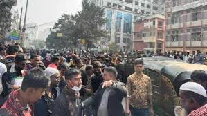 পান্থপথে টিকা না পেয়ে ক্ষুব্ধ প্রবাসীদের সড়ক অবরোধ