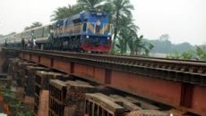 ঝুঁকিপূর্ণ রেলওয়ে গার্ডার ব্রিজে থেমে যায় ২২ জোড়া ট্রেন