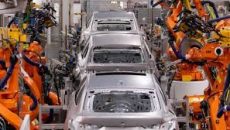গাড়ি উৎপাদনে জায়গা করে নিচ্ছে রোবট