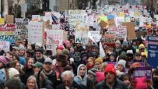 ট্রাম্পের অভিষেকের প্রতিবাদে ওয়াশিংটনে হাজারো মানুষের বিক্ষোভ