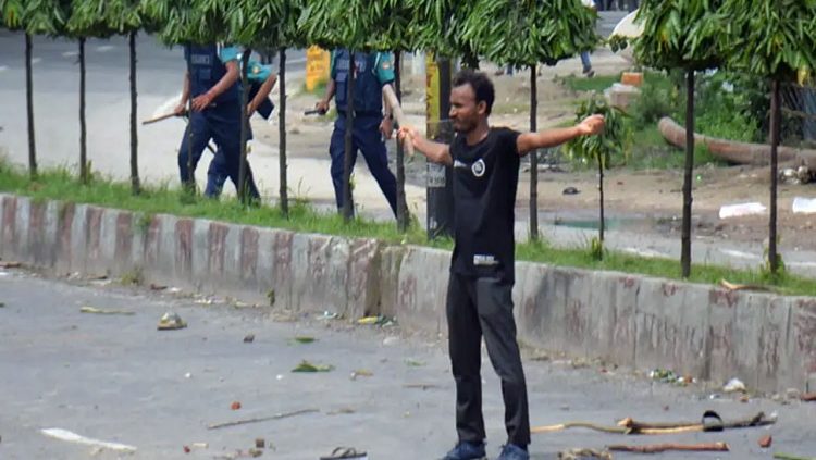 ট্রাইব্যুনালে ২৫ জনের বিরুদ্ধে আবু সাঈদের পরিবারের অভিযোগ