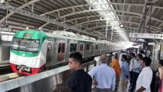 গেটের মাঝে আটকা পড়ায় ২৬ মিনিট বন্ধ ছিল মেট্রোরেল