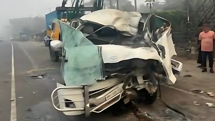 সীতাকুণ্ডে ডাম্প ট্রাকে মাইক্রোবাসের ধাক্কা, নিহত ২