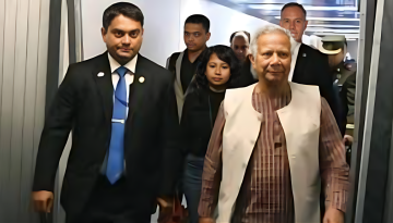 আমিরাত সফর শেষে দেশে ফিরেছেন প্রধান উপদেষ্টা